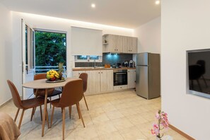 Fridge, oven, stovetop, coffee/tea maker