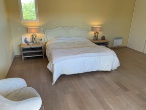 4 habitaciones, tabla de planchar con plancha, wifi y ropa de cama 