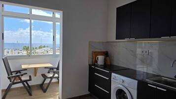 Apartment, 2 Bedrooms, Smoking | Laundry