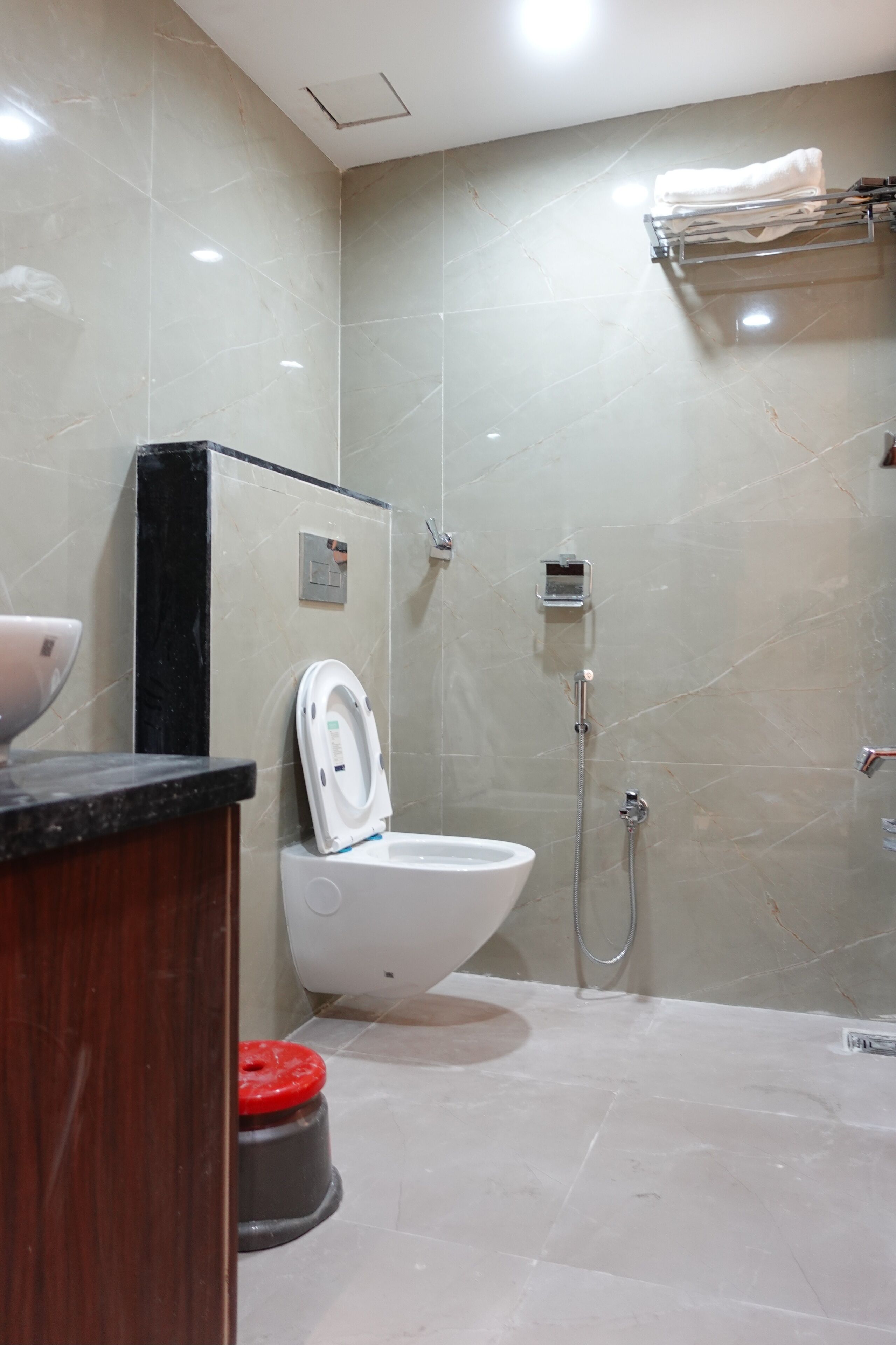 Un baño moderno con inodoro, bidé y ducha.