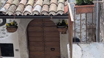 House, 3 Bedrooms, Smoking, Fireplace | Pintu masuk hartanah