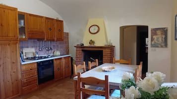House, 3 Bedrooms, Smoking, Fireplace | Dining room