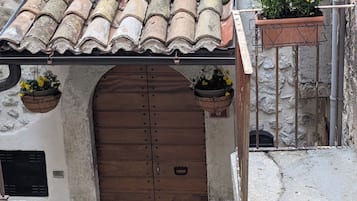House, 3 Bedrooms, Smoking, Fireplace | Property entrance