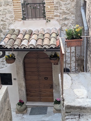 Property entrance - Charming Mountain Retreat in Pacentro, Italy (Pacentro)