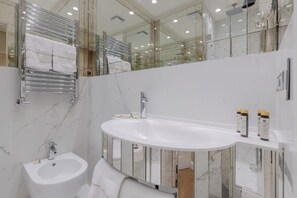 Habitación superior | Baño | Ducha, artículos de higiene personal gratuitos y secador de pelo