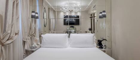 Superior Room | Free minibar, in-room safe, desk, laptop workspace