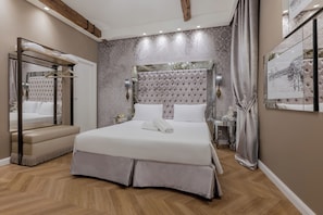 A bedroom with a large bed, a mirror, and a vanity. - Cà dell'Arte Boutique (Venice)