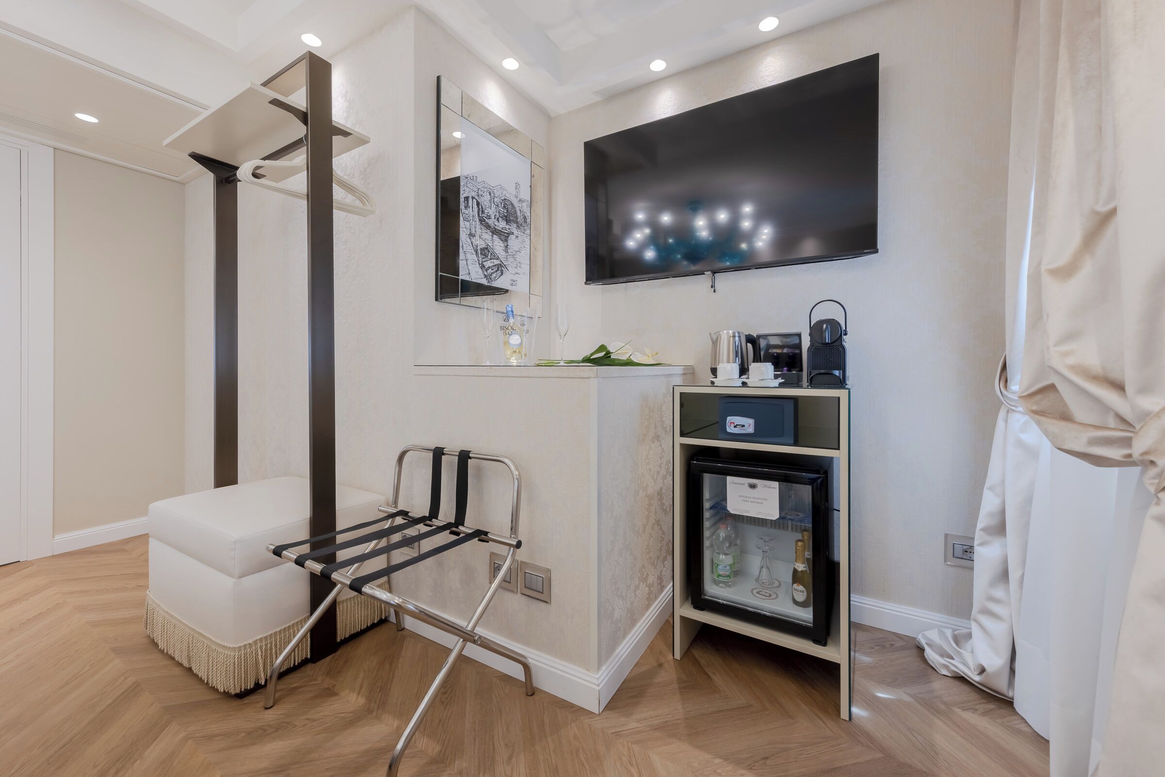 Rom – superior | Minibar (inkludert), safe på rommet og skrivebord
