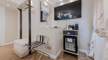 Rom – superior | Minibar (inkludert), safe på rommet og skrivebord