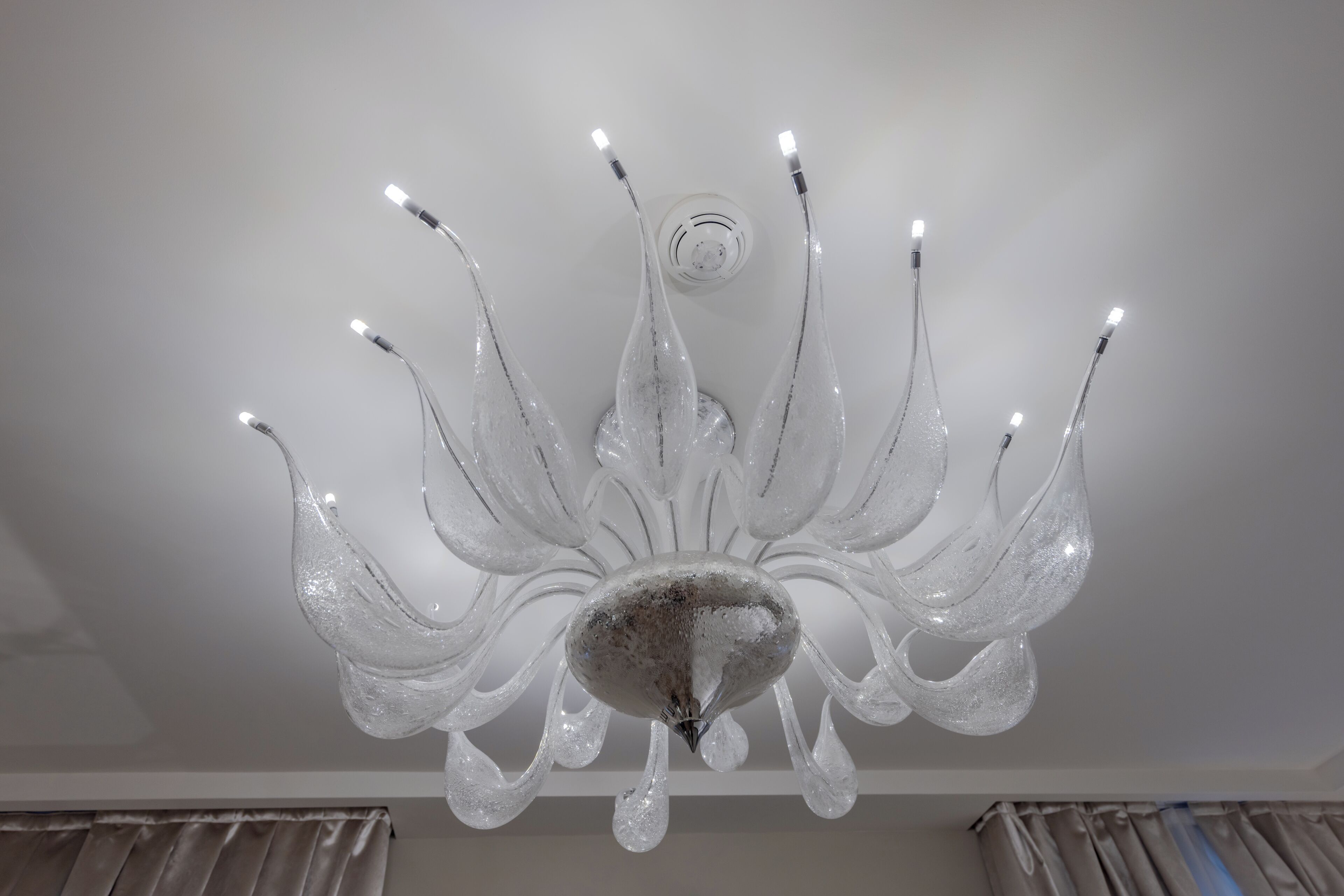 Un candelabro con múltiples brazos y luces.