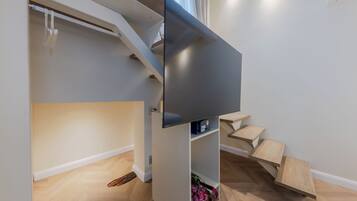Panorama kamer, terras, uitzicht op stad | Een gratis minibar, een kluis op de kamer, een bureau