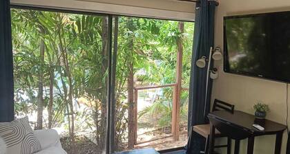 Zen Eden 1-bedroom in Savannah with WiFi, AC, close to beach and shopping