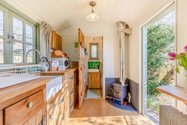 Fridge, microwave, oven, cookware/dishes/utensils