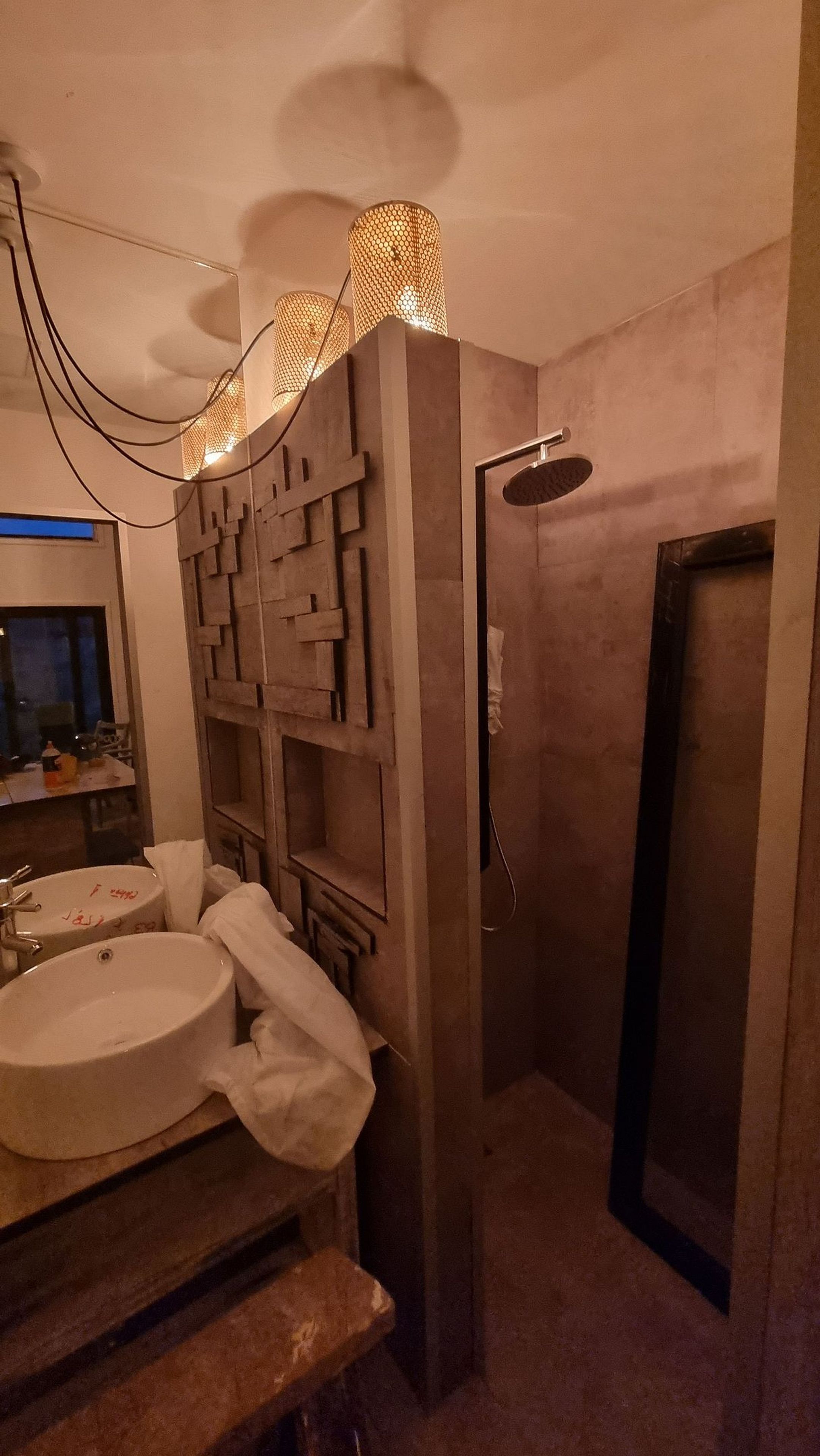 Apartment | Bathroom | Shower, hair dryer, towels, soap