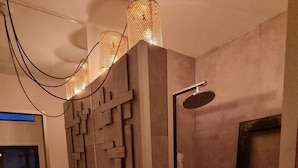 Un baño con lavamanos, espejo y ducha.