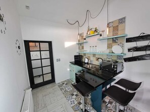 Leilighet – comfort, tilpasset bevegelseshemmede, tekjøkken | Eget kjøkken | Minikjøleskap, mikrobølgeovn, kokeplater og kjøkkenutstyr