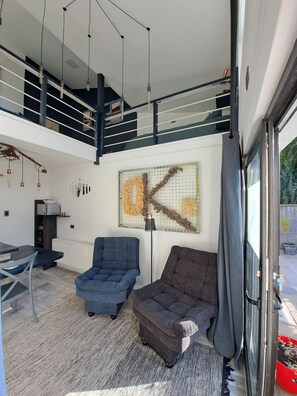 Comfort-Apartment, barrierearme Badewanne, Mikrowelle | Wohnbereich