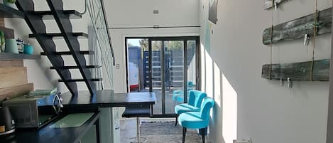 Departamento Confort, cocineta | Área de sala de estar | Televisión de pantalla plana