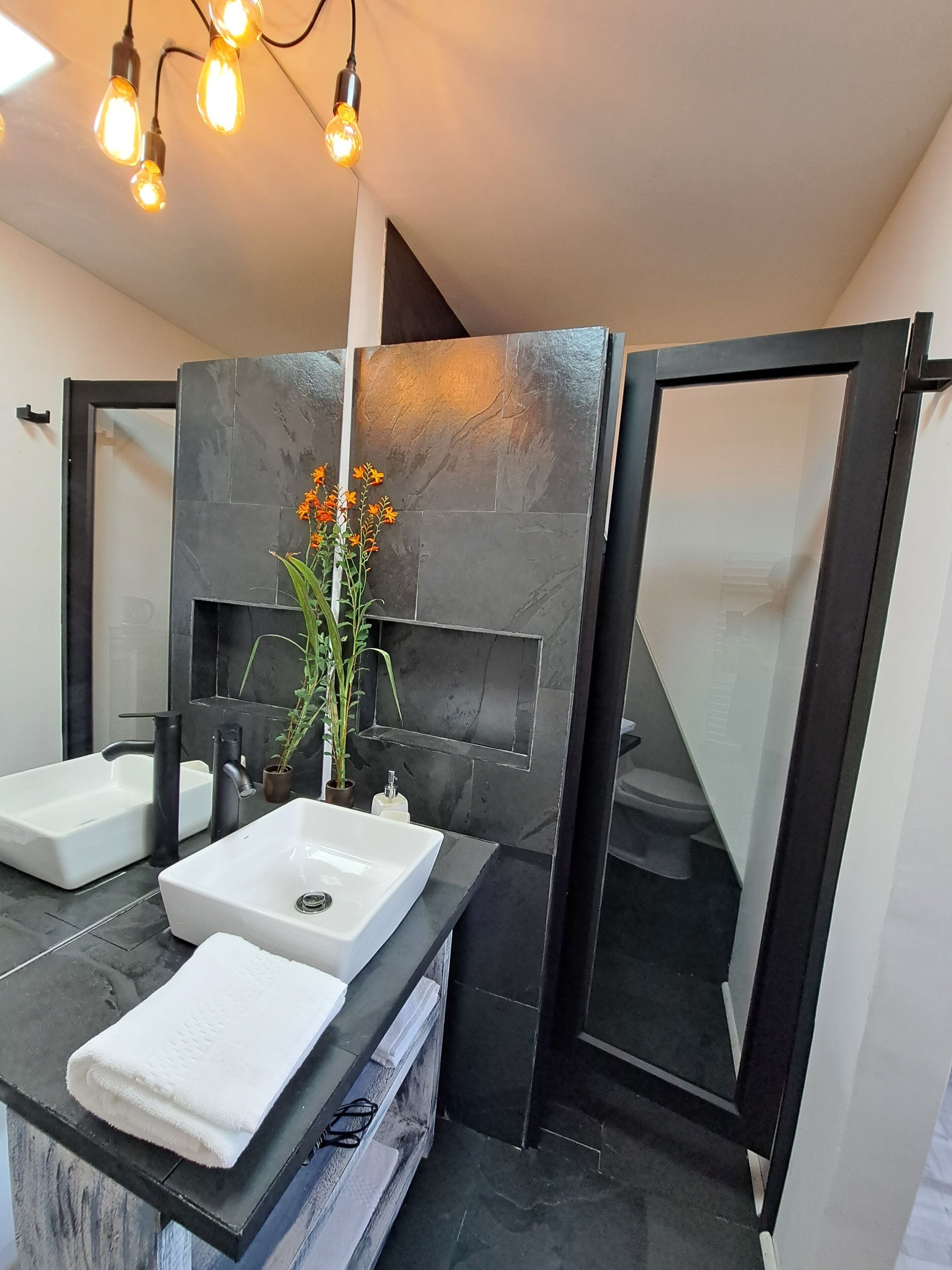 Apartamento conforto, banheira adaptada, micro-ondas | Banheiro | Chuveiro, secador de cabelo, toalhas de banho, sabonete