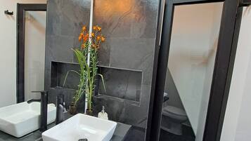 Apartamento conforto, banheira adaptada, micro-ondas | Banheiro | Chuveiro, secador de cabelo, toalhas de banho, sabonete