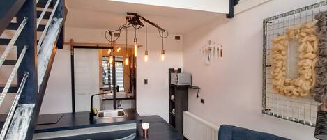 Comfort-Apartment, barrierearme Badewanne, Mikrowelle | Wohnbereich