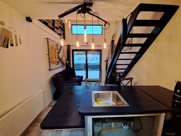 Apartamento conforto, banheira adaptada, micro-ondas | Cozinha privada | Frigobar, micro-ondas, cooktop, talheres/pratos/utensílios de cozinha