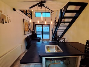 Lägenhet Comfort - tillgänglighetsanpassat badkar - mikrovågsugn | Eget kök | Minikylskåp, mikrovågsugn, spishäll och grytor/köksredskap