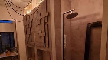 Apartment | Bathroom | Shower, hair dryer, towels, soap