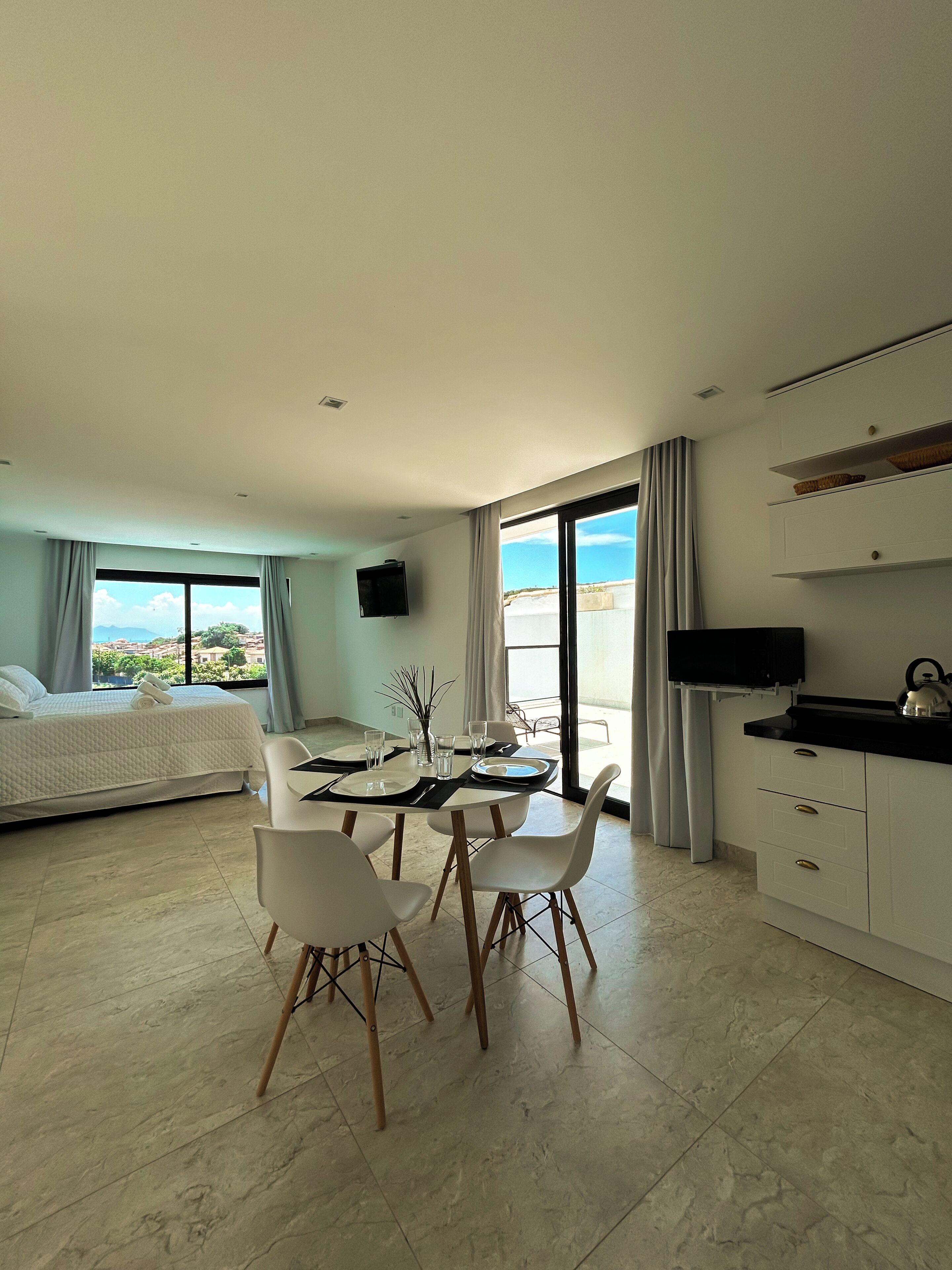 Familierom, bassengutsikt | Memory foam-senger og wi-fi (inkludert)