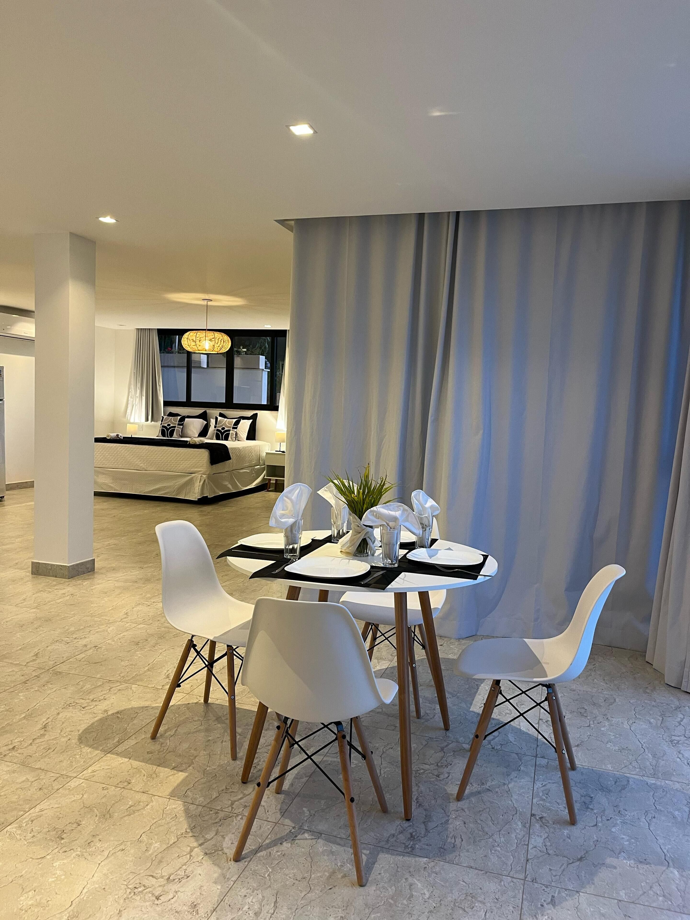 Estudio familiar, 2 habitaciones, cocina, vistas a la piscina | Colchones viscoelásticos y wifi gratis