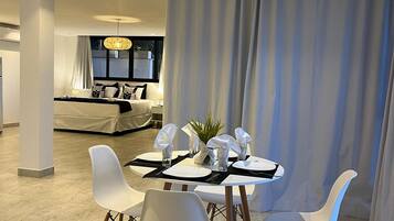 Estudio familiar, 2 habitaciones, cocina, vistas a la piscina | Colchones viscoelásticos y wifi gratis
