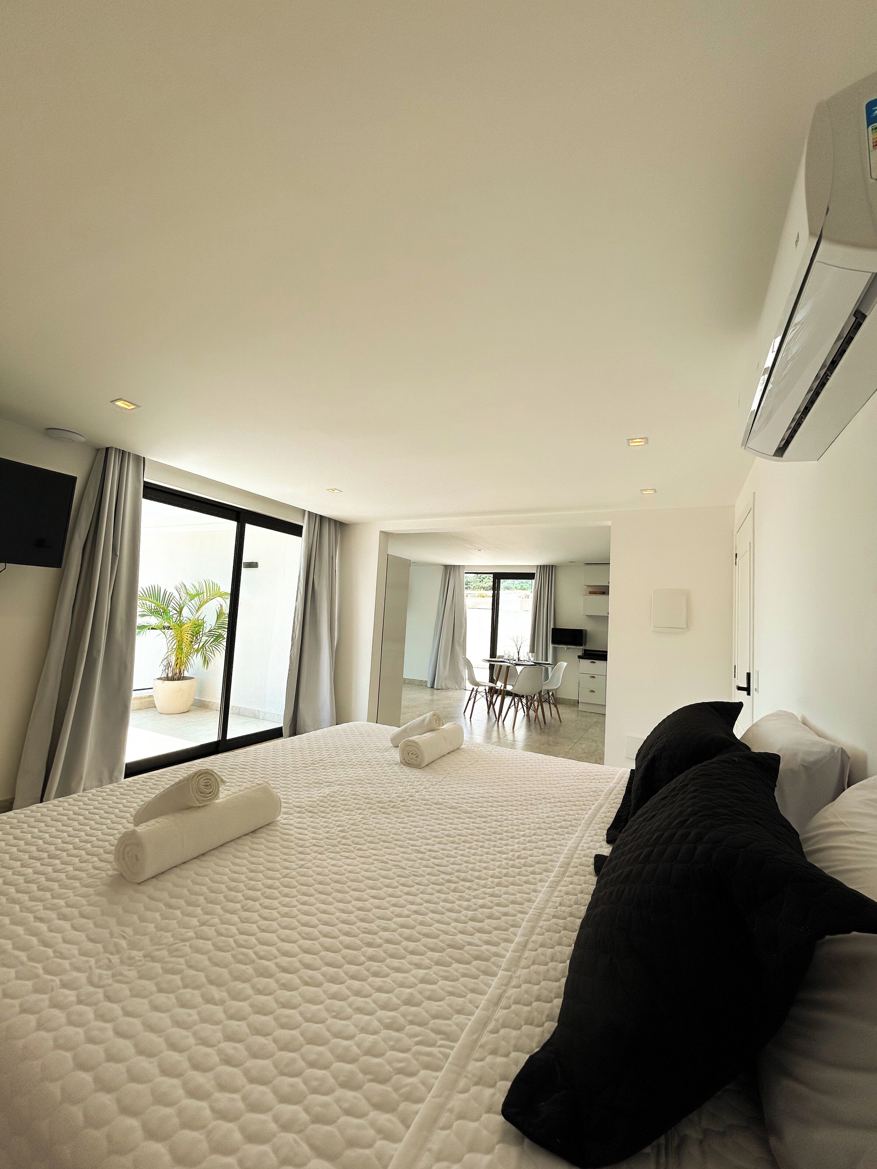 Estudio familiar, 2 habitaciones, cocina, vistas a la piscina | Colchones viscoelásticos y wifi gratis