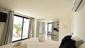 Estudio familiar, 2 habitaciones, cocina, vistas a la piscina | Colchones viscoelásticos y wifi gratis