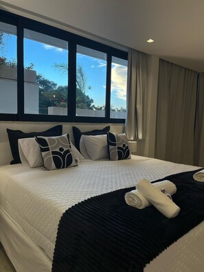 Familiekamer, uitzicht op zwembad | Bedden met traagschuimmatrassen, gratis wifi