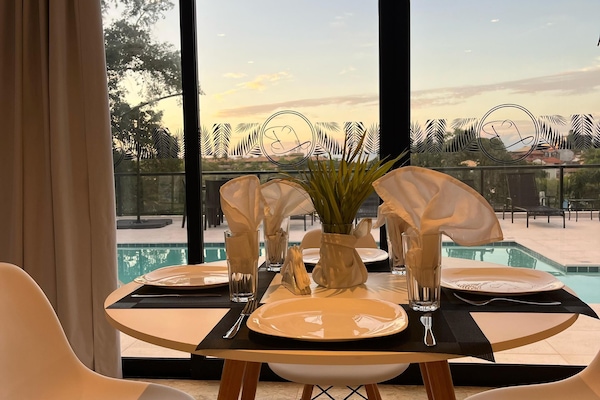 Quarto família, vista para a piscina | Camas com colchões de espuma com sistema de memória, Wi-Fi de cortesia