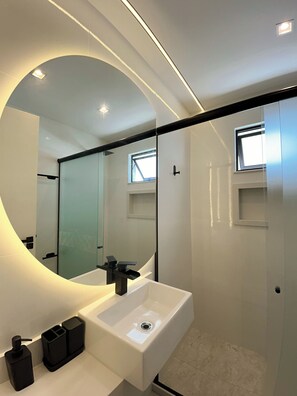 Bañera, artículos de tocador gratuitos, secador de pelo, batas