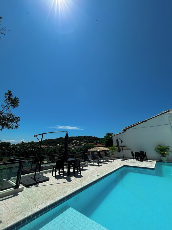 Piscina interna, funciona das 10h às 21h, guarda-sóis, espreguiçadeiras