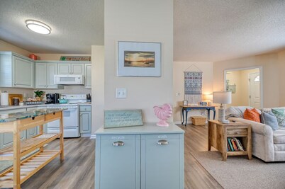 Surf City Off Island Retreat! 2.5 mi to beach - Flexible booking days!