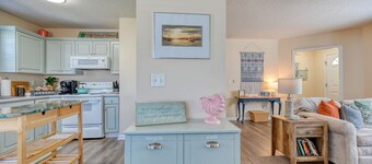 Surf City Off Island Retreat! 2.5 mi to beach - Flexible booking days!
