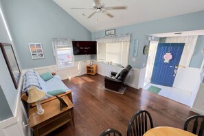 2 bedrooms, iron/ironing board, travel crib, WiFi - Joyful Beach House, viewing The Great South Bay (Patchogue)