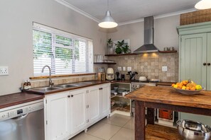 Coffee/tea maker, fridge, microwave, oven - Hibiscus on Fourth | Tasteful family haven (Hermanus)