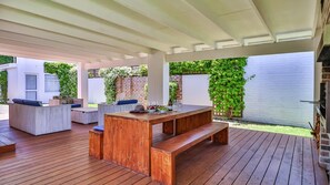 Outdoor dining - Hibiscus on Fourth | Off-the-grid entertainment (Hermanus)
