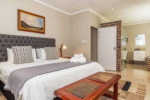 3 chambres, bureau, fer et planche à repasser, accès au Wi-Fi (inclus)