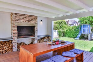 Outdoor dining - Hibiscus on Fourth | Off-the-grid entertainment (Hermanus)