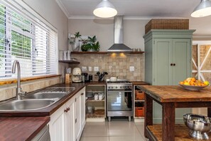 Coffee/tea maker, fridge, microwave, oven - Hibiscus on Fourth | Tasteful family haven (Hermanus)
