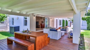 Outdoor dining - Hibiscus on Fourth | Off-the-grid entertainment (Hermanus)