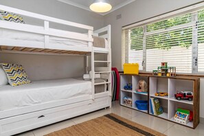 3 bedrooms, desk, iron/ironing board, free WiFi - Hibiscus on Fourth | Off-the-grid entertainment (Hermanus)