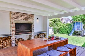 Outdoor dining - Hibiscus on Fourth | Tasteful family haven (Hermanus)