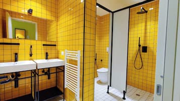 Ducha, secador de pelo, jabón, shampoo