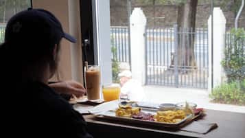 Se ofrece un desayuno a la carta todos los días (por un coste adicional)
